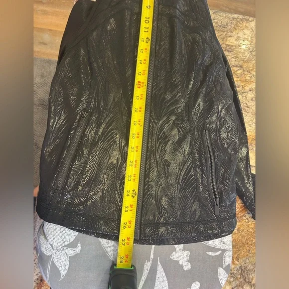 🖤”Lululemon” Black Jacket with Standing Collar and Tailored Fit w/ Pockets🖤 - Picture 15 of 17